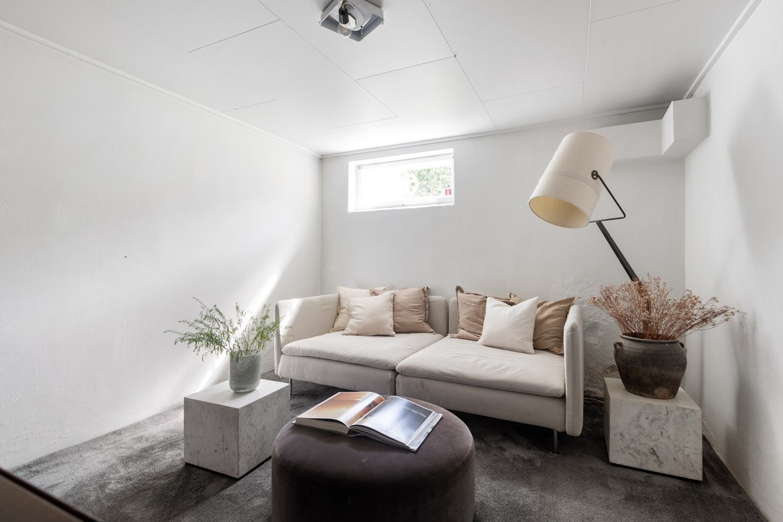 Etasjen har et innredet rom, som benyttes som stue. Rommet tilfredsstiller ikke kravet til rom for varig opphold, se punktet Ferdigattest for mer informasjon. Dagens eiere har innredet rommet med sofa og øvrig møblement. Galleribilde