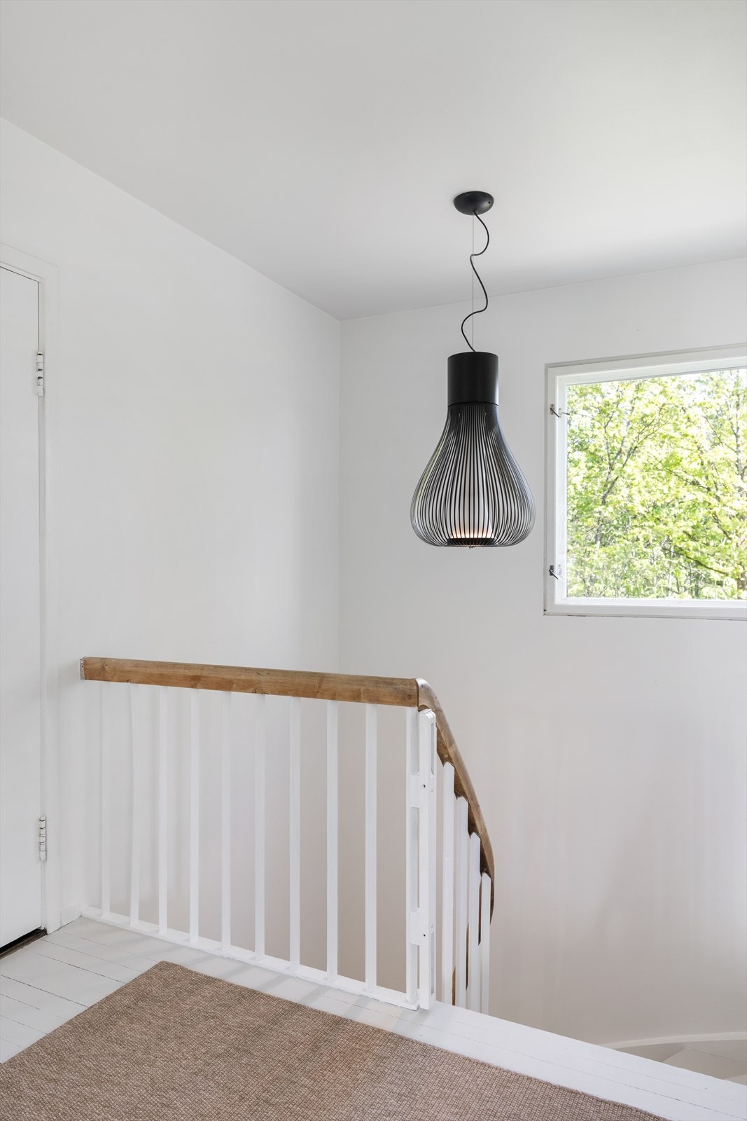 Fra trappen kommer man opp i en lys gang. Herfra er det inngang til et svært lekkert baderom, samt fire gode soverom. Galleribilde