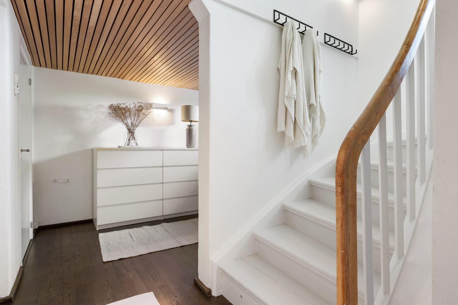 Fra trappen kommer man ned i en gang, med videre inngang til bodarealer, vaskerom og toalettrom. Galleribilde