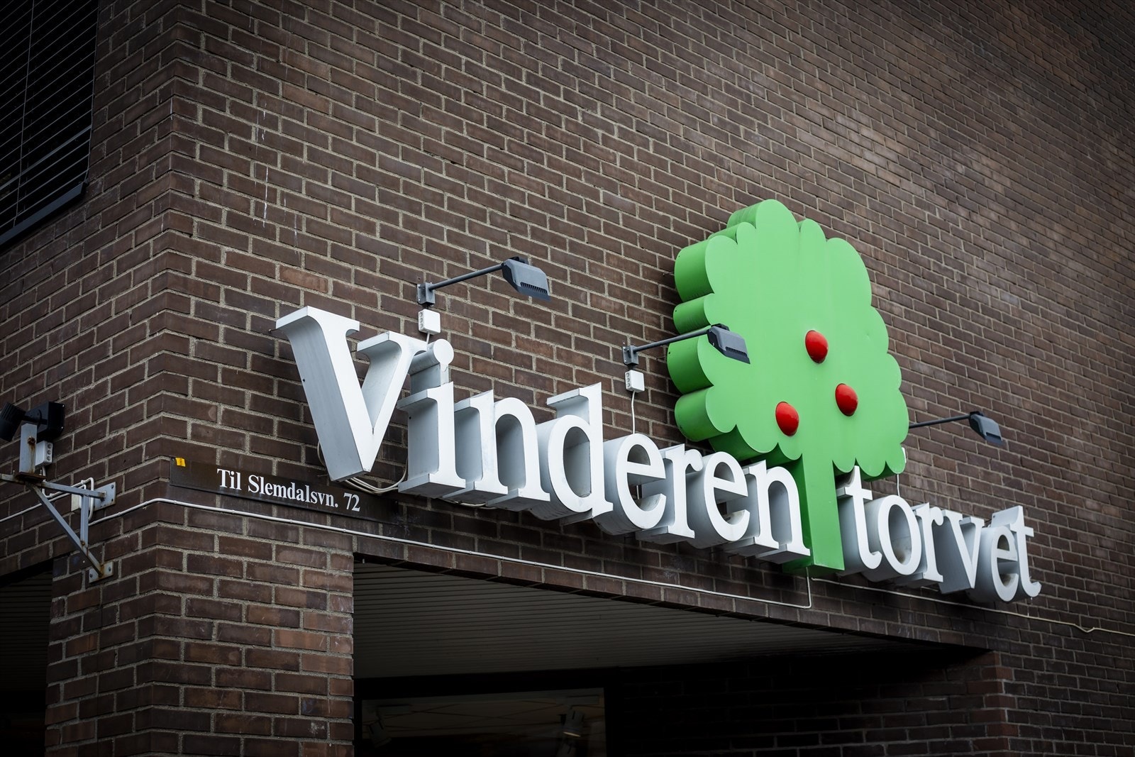 Vinderen sentrum har også bl.a. post, bank, apotek, helsekost, klær, interiør, kafé/restaurant, lege og tannlege etc. Galleribilde