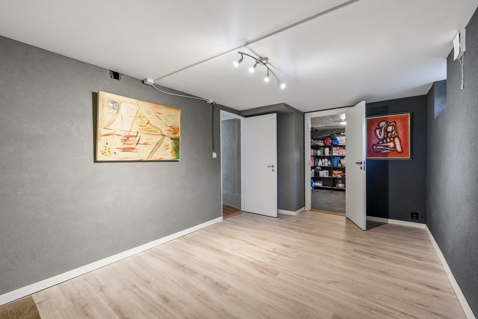 I kjelleren er det flere boder for oppbevaring, samt et praktisk vaskerom. Det er også et stort rom med nytt gulv og malte vegger. Her er det mye potensiale! Galleribilde