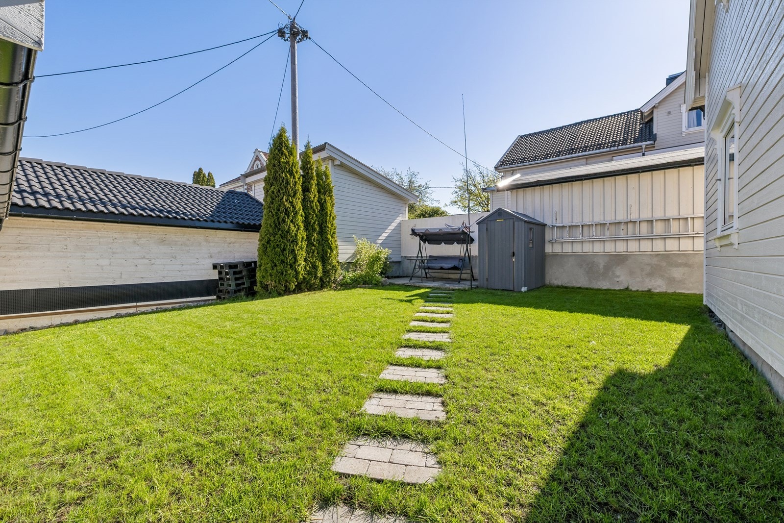 Det er også en hage bak boligen, med tilgang til en praktisk bod. Galleribilde