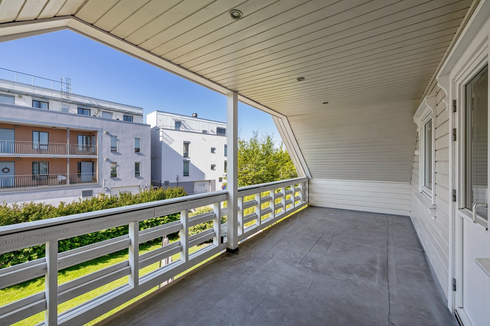Fra stuen i 2 etasje er det utgang til en stor balkong på hele 19m² med svært gode solforhold! Galleribilde