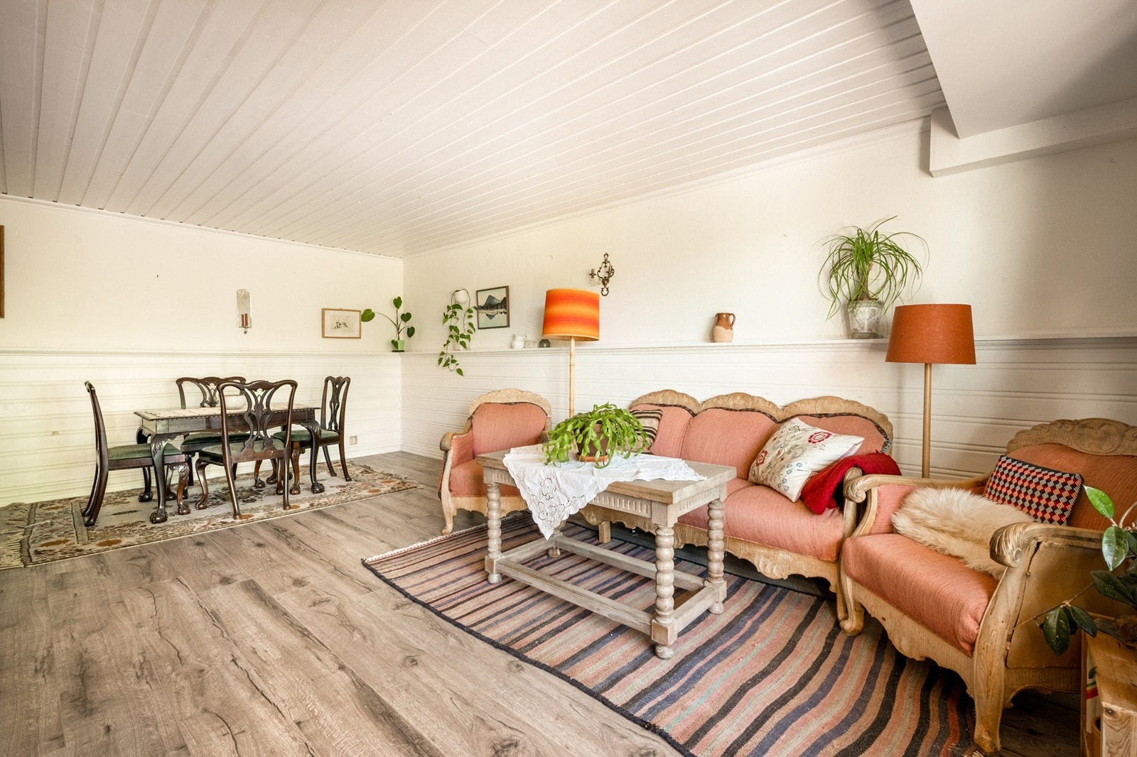I stuen er det godt med plass til både spisestue og sofagruppe. Galleribilde
