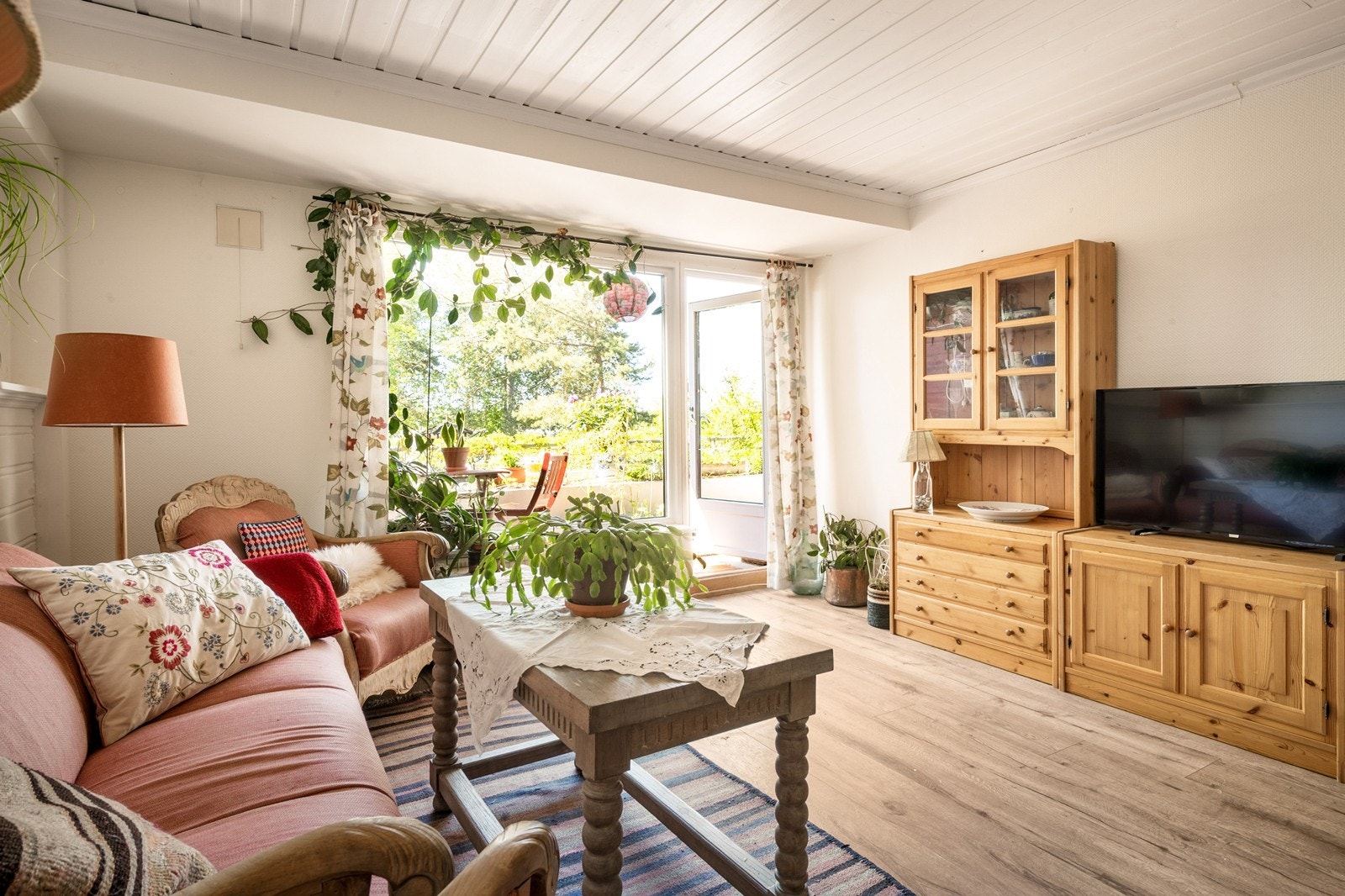Store vindusflater slipper inn rikelig med naturlig lys i stuen. Galleribilde