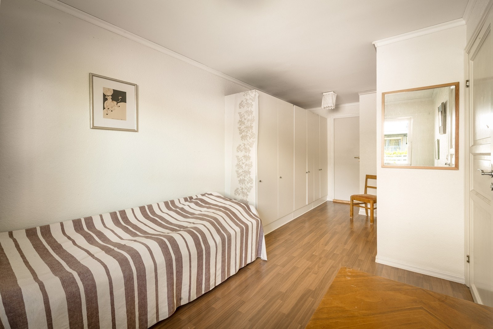 Her er det godt med plass til dobbeltseng og oppbevaring i integrert garderobeskap. Galleribilde
