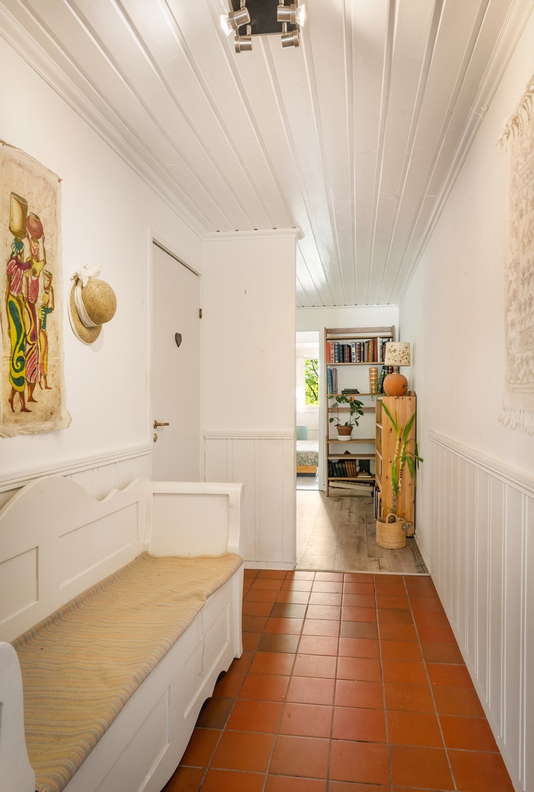 Innbydende entré med flislagt gulv og plass til oppbevaring. Galleribilde