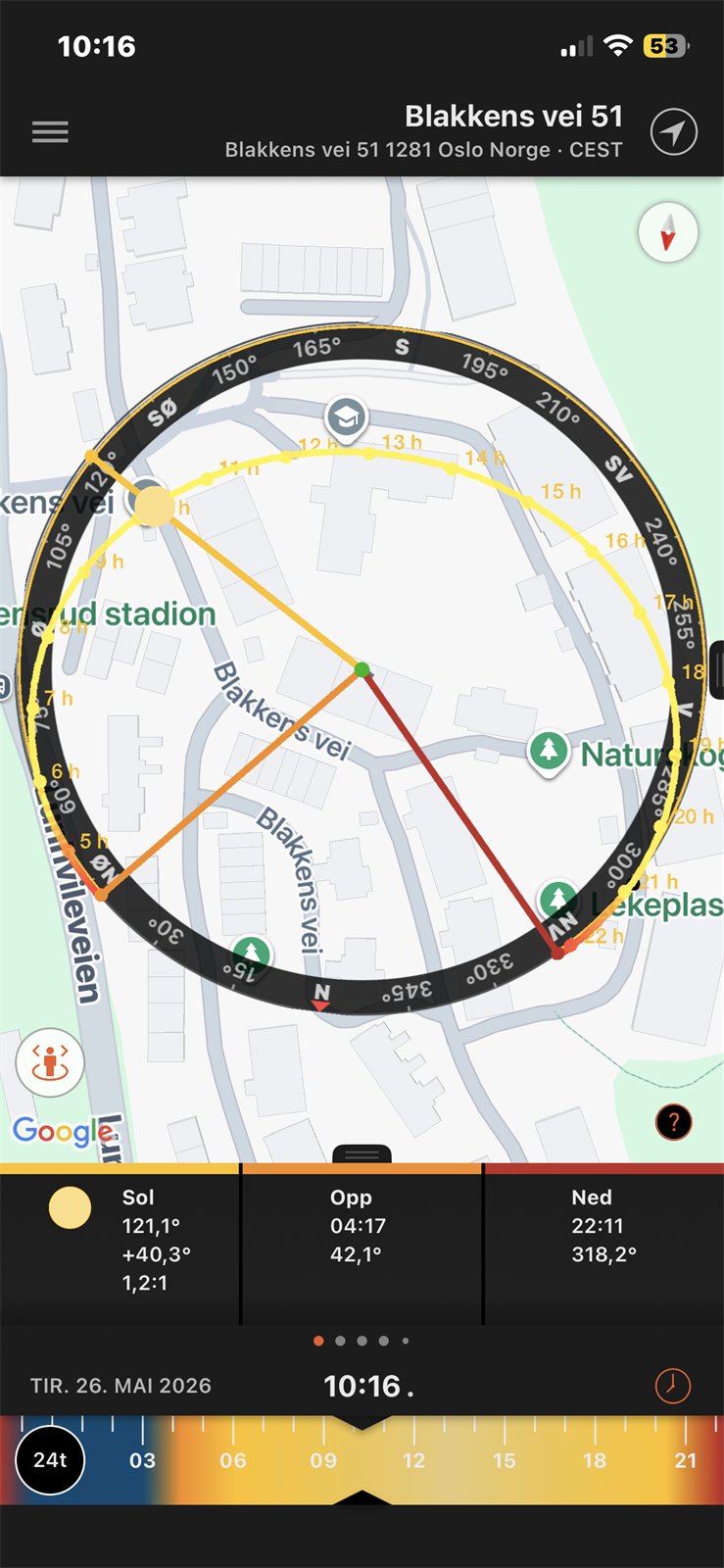 Grønn prikk markerer boligens beliggenhet. Sort sirkel viser himmelretninger. Gul sirkel markerer solforhold den 26.Mai 2026. Med forbehold. Stuesiden er sydsydvest. Markterrasse er nordnordvest. Galleribilde