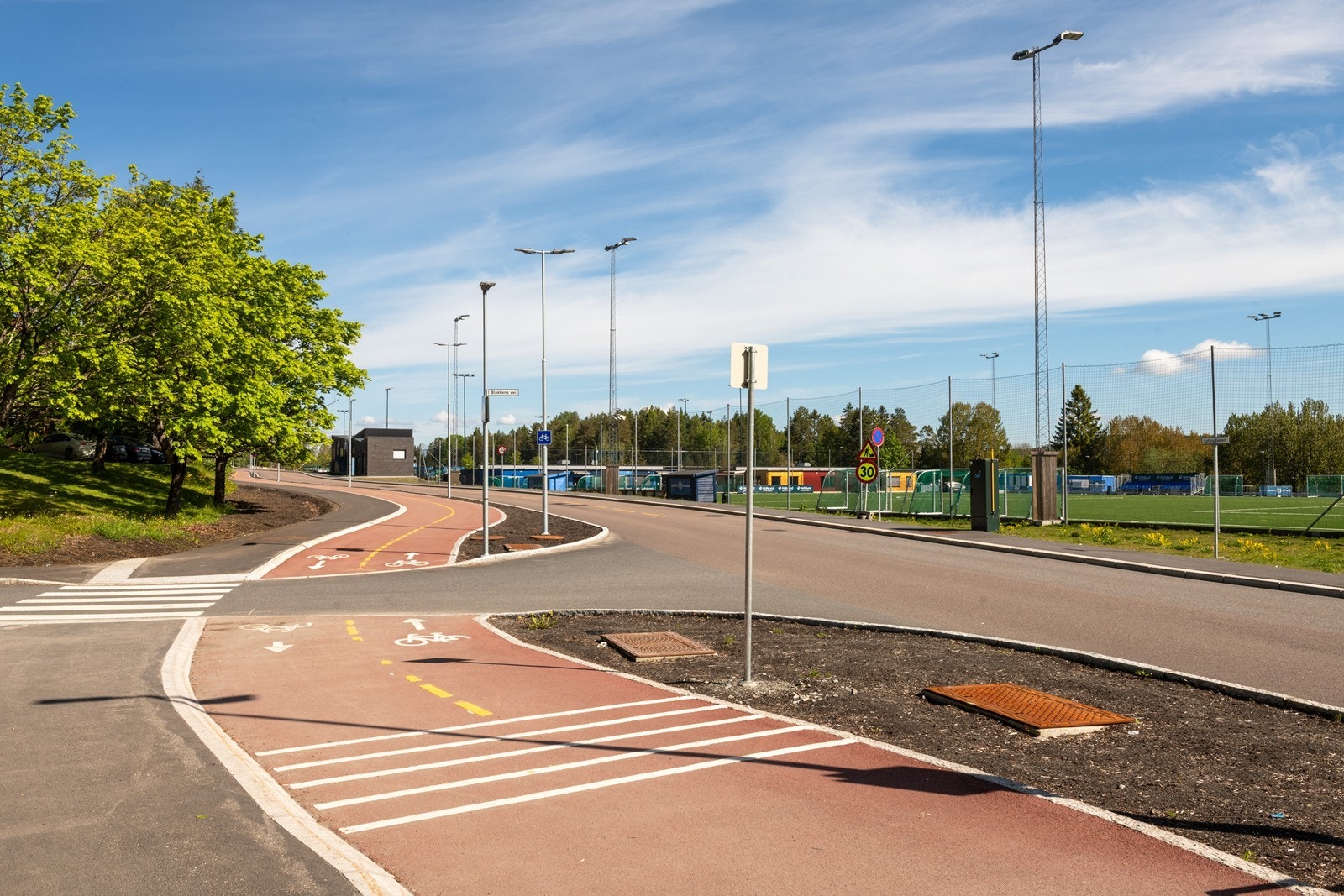 Det er pent opparbeidede veier og sykkelfelt i Lofsrudveien Galleribilde
