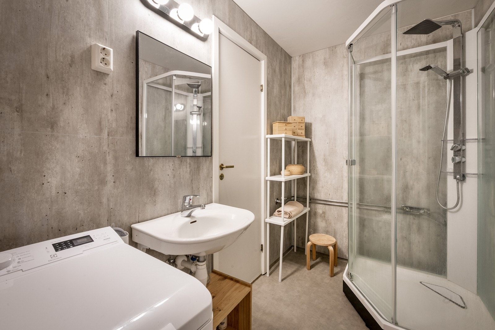 Bad med dusjkabinett og opplegg for vaskemaskin. Adkomst fra hovedsoverom og WC. Galleribilde