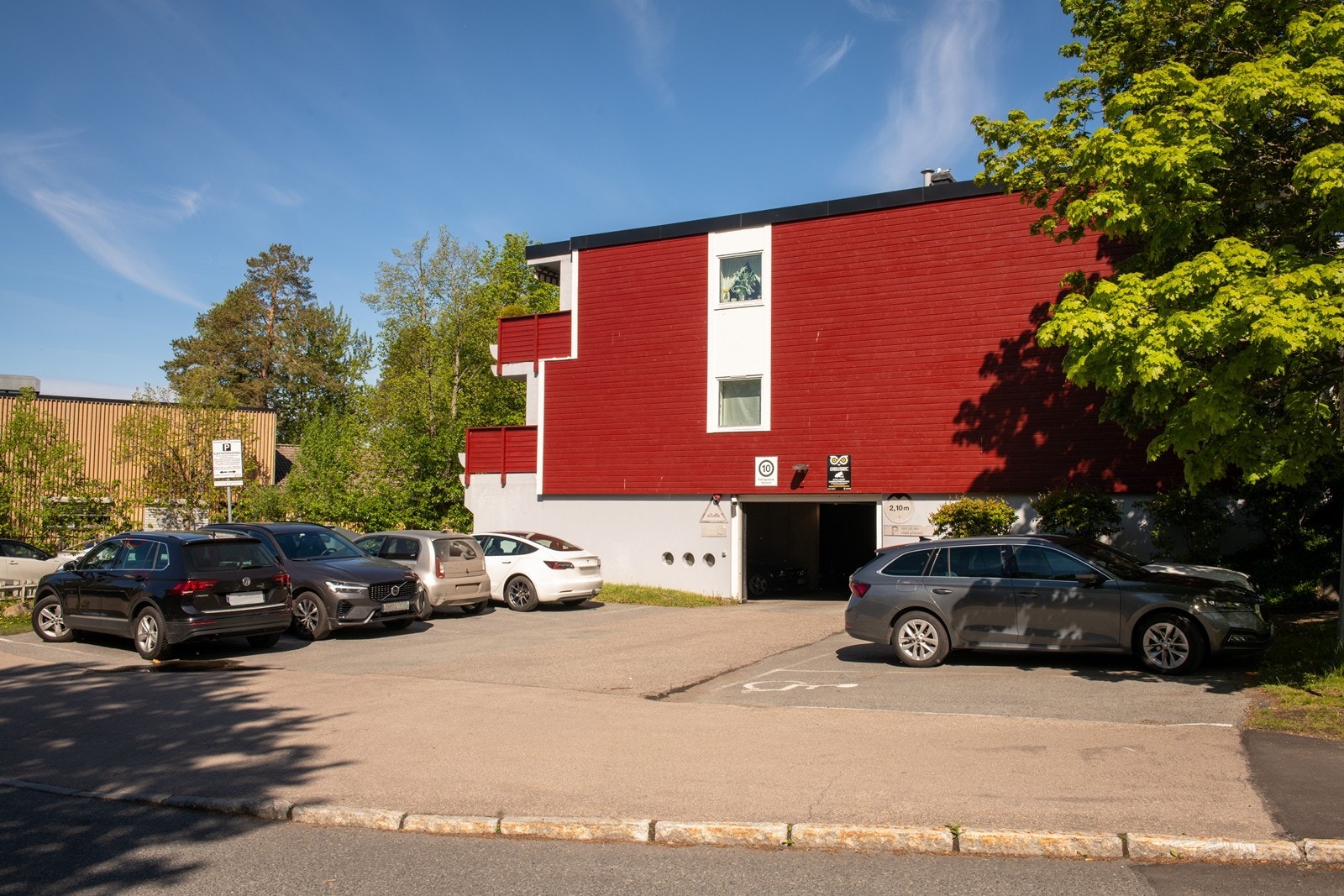 Parkeringsplass i garasje og gjesteparkering. Galleribilde