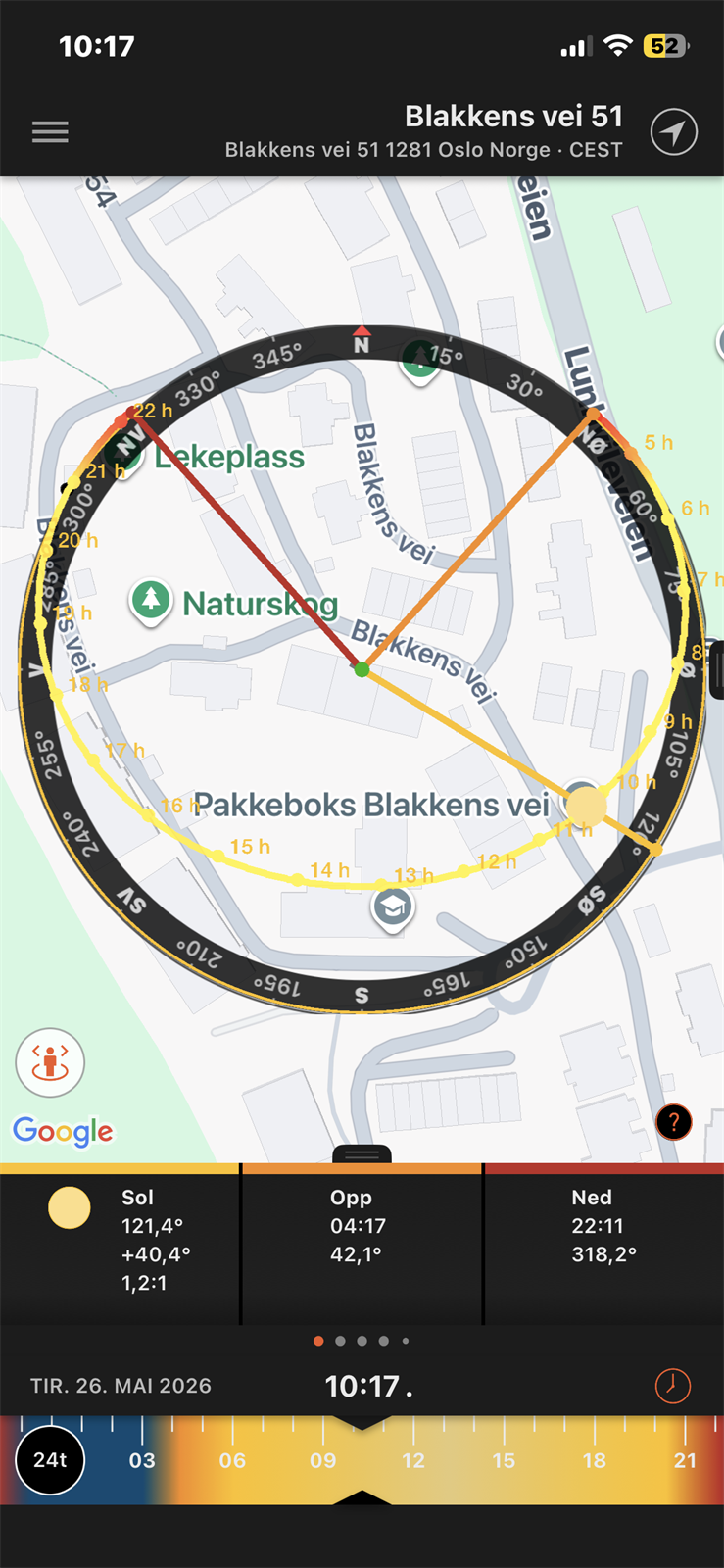Grønn prikk markerer boligens beliggenhet. Sort sirkel viser himmelretninger. Gul sirkel markerer solforhold den 26.Mai 2026. Med forbehold. Stuesiden er sydsydvest. Markterrasse er nordnordvest. Galleribilde