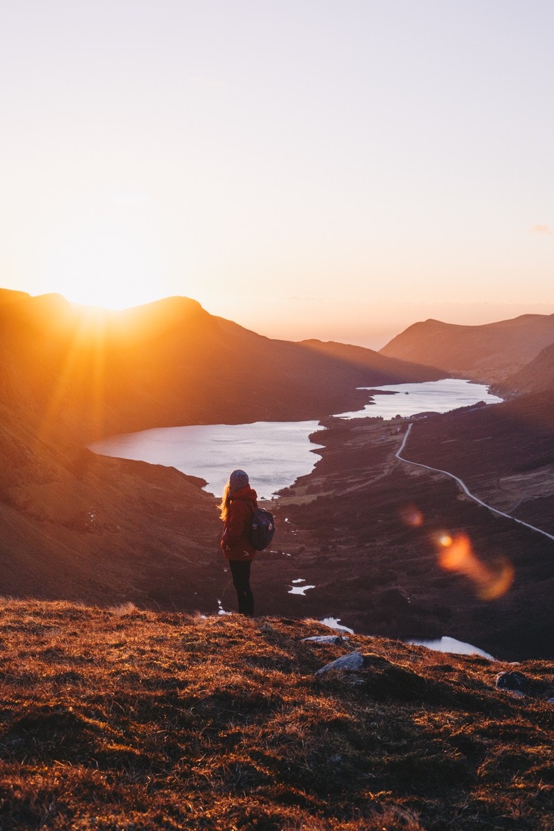 Her kan ein nyte solnedgangar frå fjelltoppar.. Galleribilde