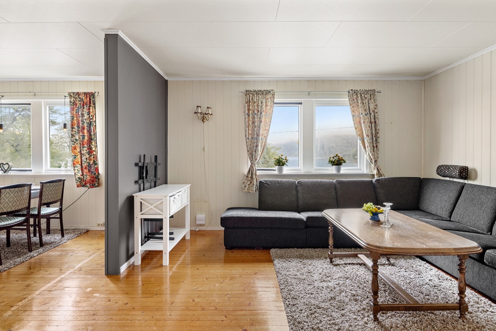 Stova er av god størrelse med plass til sittegruppe som kan samle både familie og venner også til sosiale samankomstar. Galleribilde