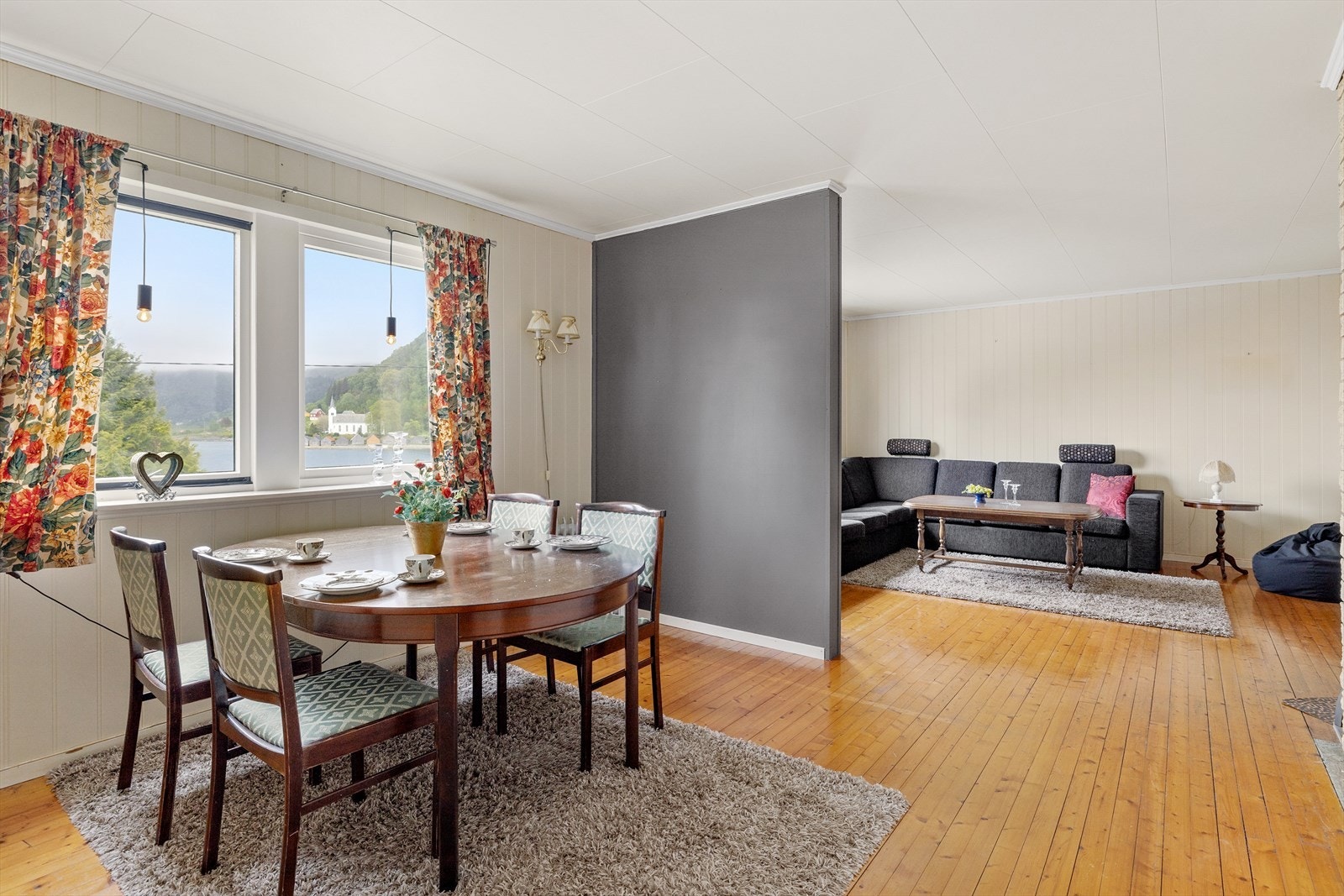 Hyggjeleg spiseplass med god plass til stort spisebord. Her kan ein samle både familie og venner til smakfulle måltid og den gode samtalen. Galleribilde