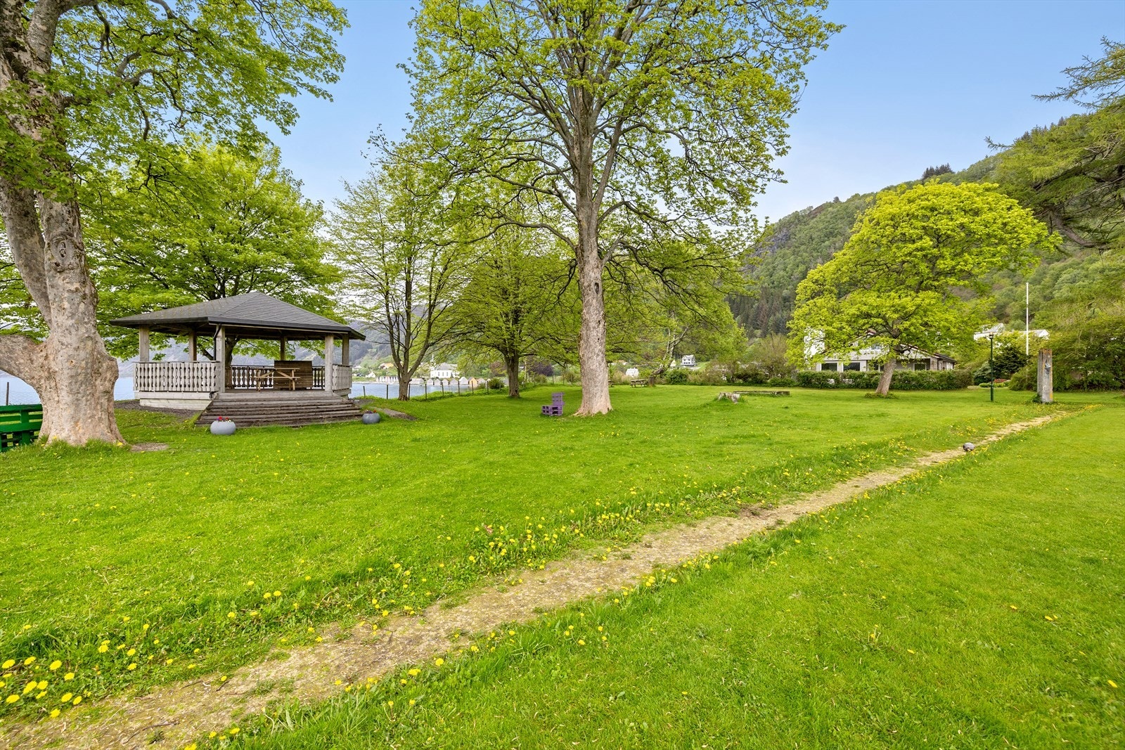 Ein kort spasertur unna ligg den idylliske parken i Selje, her er ligg alt til rette for leik og moro - ungane vil stortrivast! Galleribilde