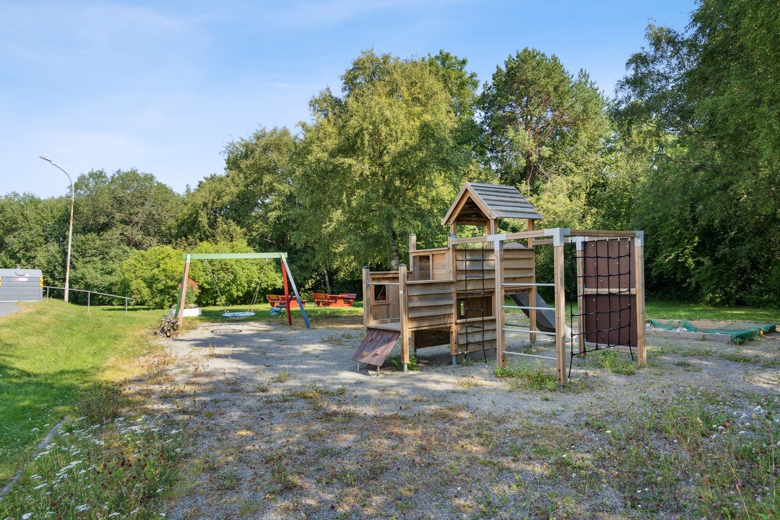 Skjermet lekeplass på borettslagets område. Galleribilde
