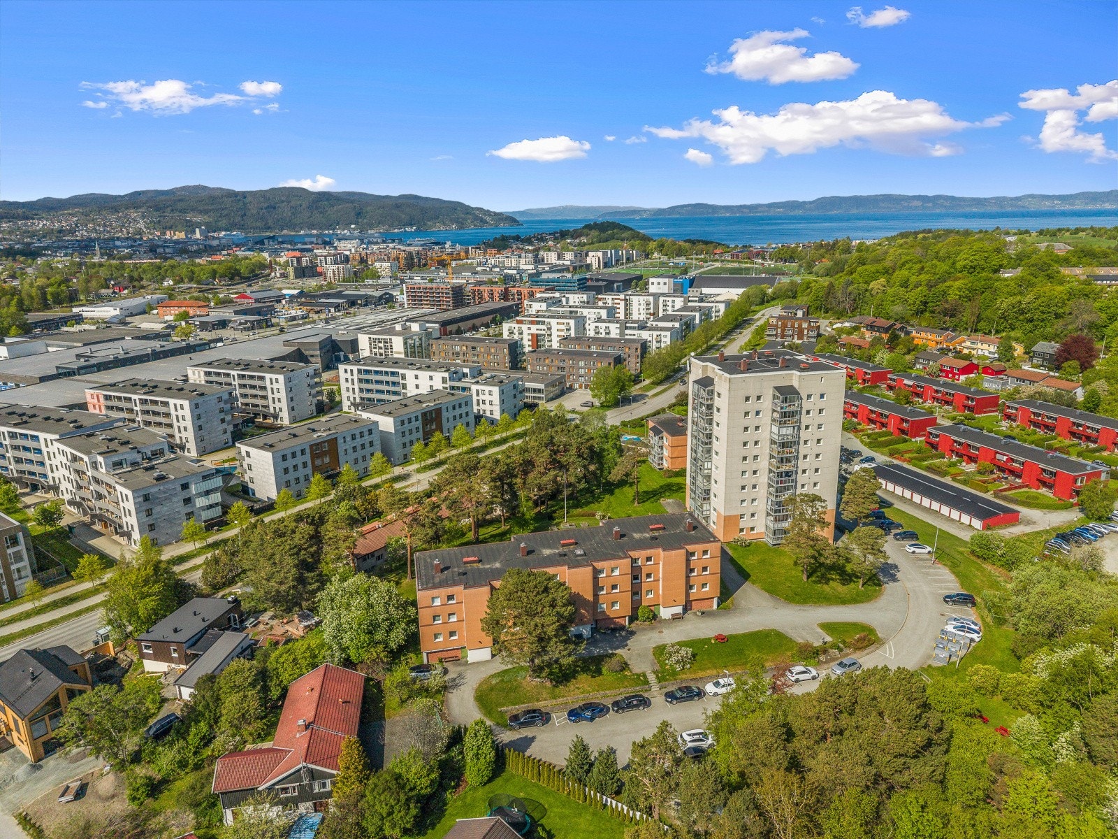 Med busstoppet Lade allé 80 kun tre minutter unna, er det gode forbindelser til Trondheim sentrum. Galleribilde