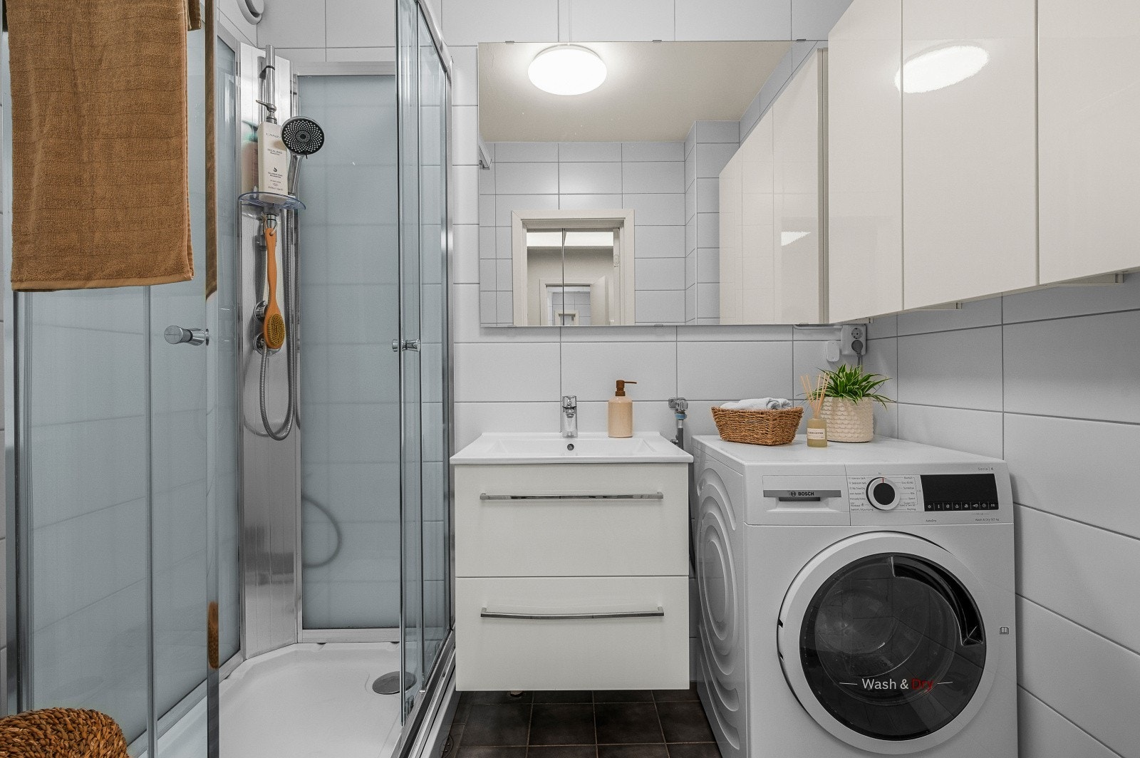 Badet ble oppgradert i 2015 og har flislagte overflater, dusjkabinett og opplegg for vaskemaskin. Galleribilde