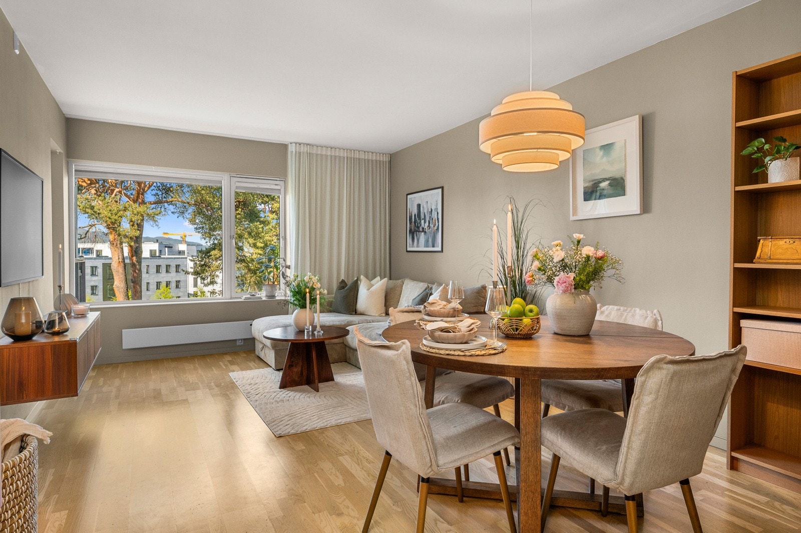 Stuen har god plass til både sofagruppe og spisebord, med utgang til en innglasset balkong. Galleribilde
