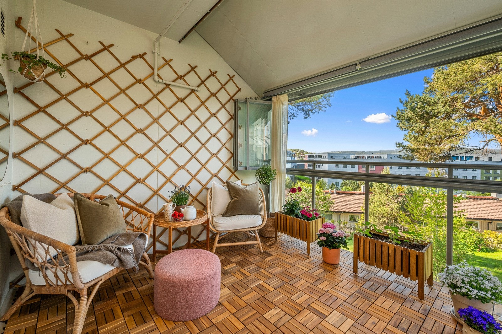 Verandaen har treheller på gulvet og god plass til en sittegruppe. Galleribilde