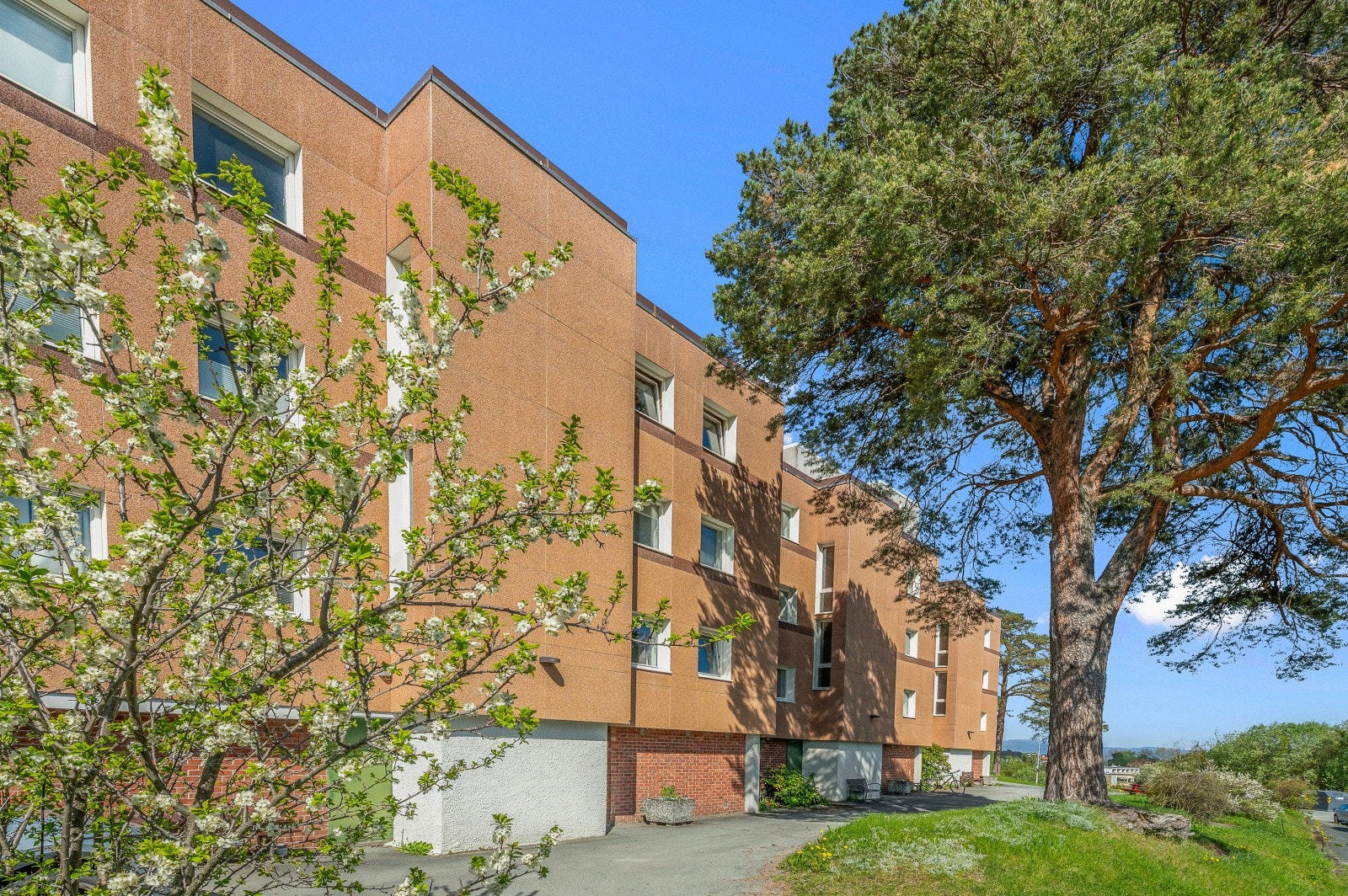 Bygget er fra 1963, med grunnmur i støpt betong og fasadeplater. Galleribilde