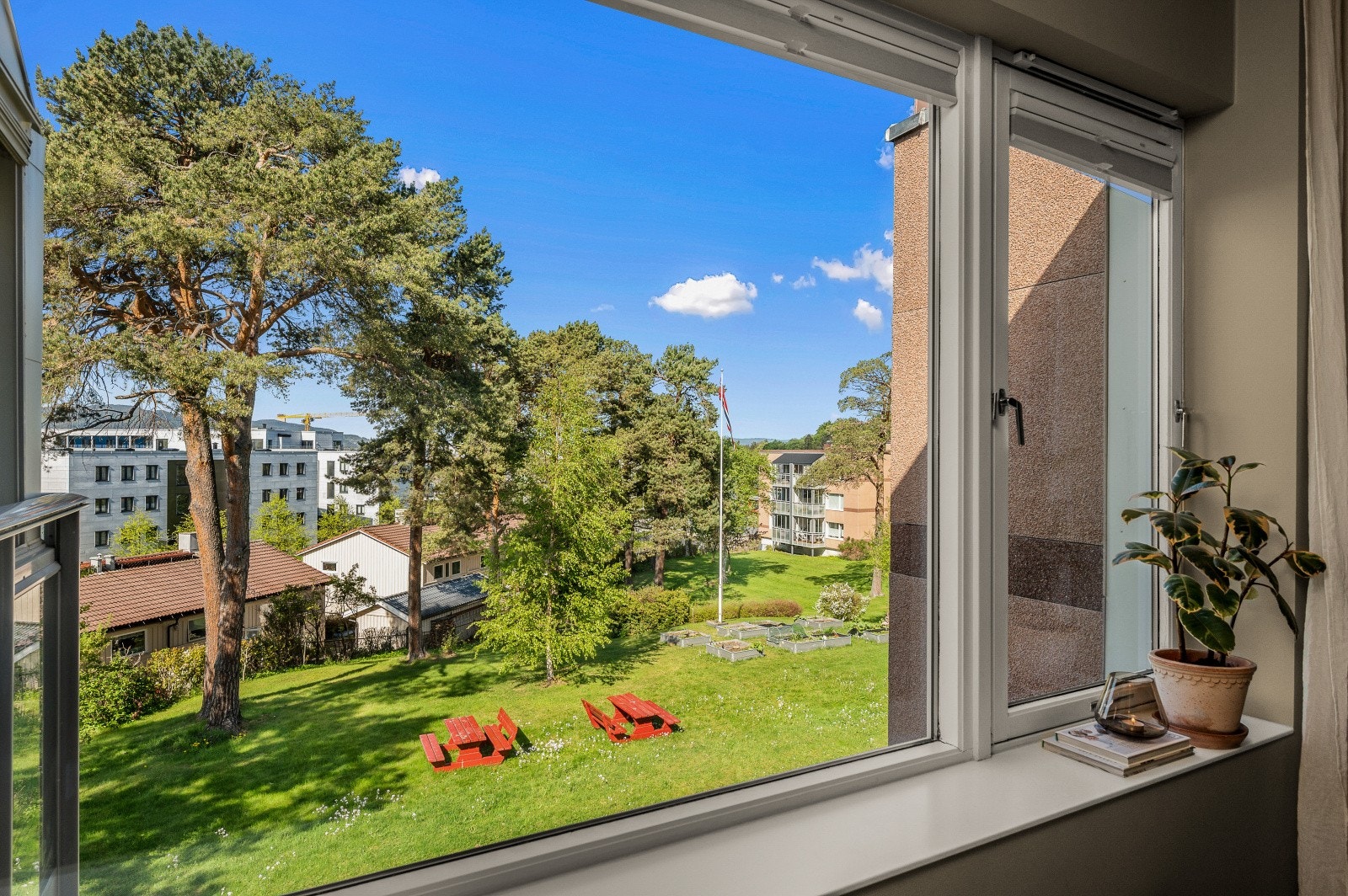 Fra stuen ser man ut over borettslagets felles grøntarealer. Galleribilde