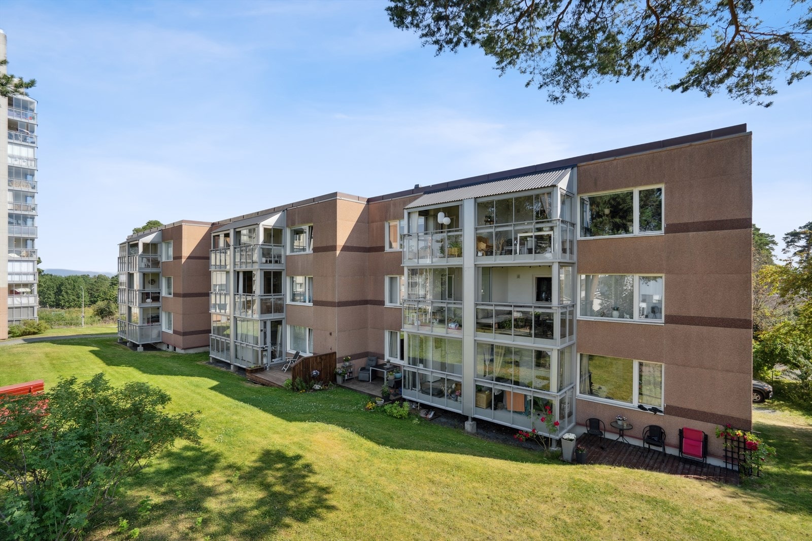 Leiligheten ligger i 3. etasje i en lavblokk med innglasset veranda. Galleribilde