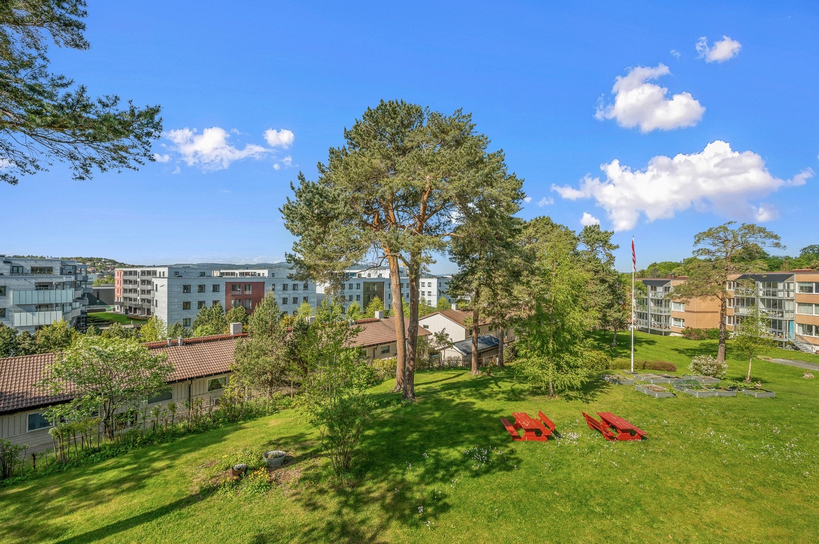 Store, velholdte fellesarealer omkranser bygget. Galleribilde