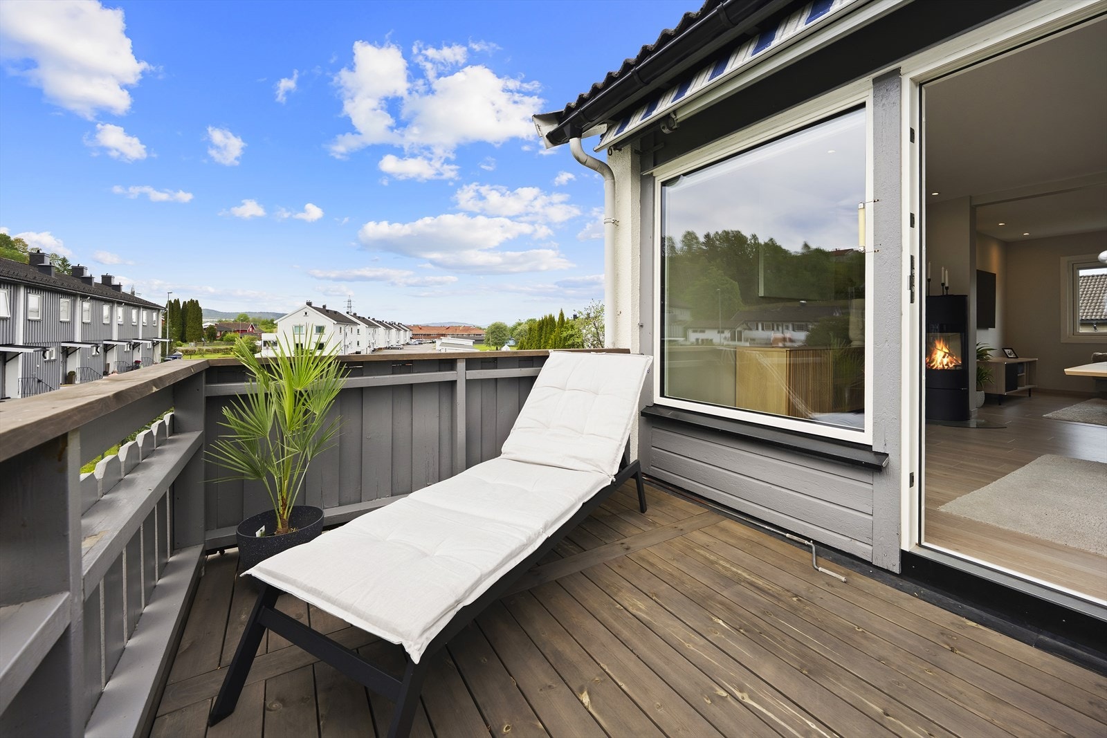 Vestvendt balkong oppgradert i 2025 med nye terrassebord og topprekke Galleribilde