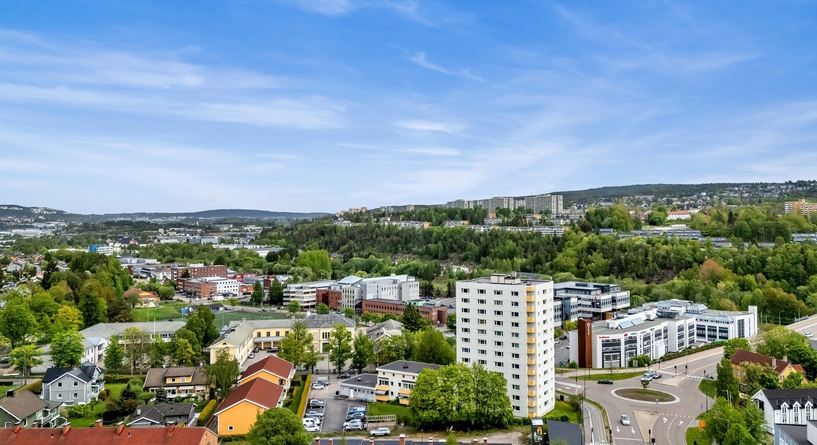 Leiligheten har en sentral beliggenhet i et populært og veletablert boligområde på Teisen med umiddelbar nærhet til det meste en måtte trenge i hverdagen Galleribilde