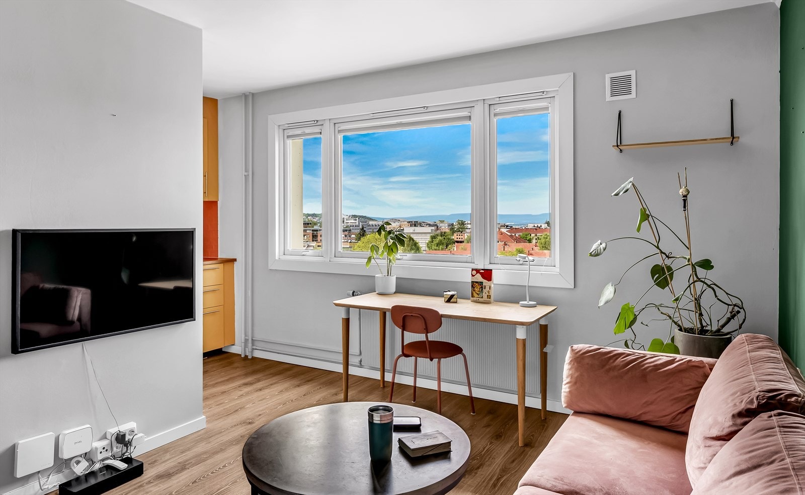 Her får du en innbydende stue med gode møbleringsmuligheter, delvis åpen kjøkkenløsning, pent bad fra 2018 og en innbydende flislagt entré med stor garderobe Galleribilde