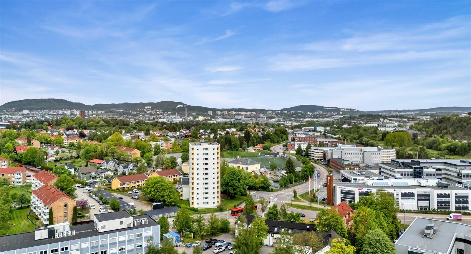 Boligen kombinerer flott utsyn men en attraktiv intern beliggenhet. Nærhet til offentlig kommunikasjon, servicetilbud og øvrige fasiliteter Galleribilde