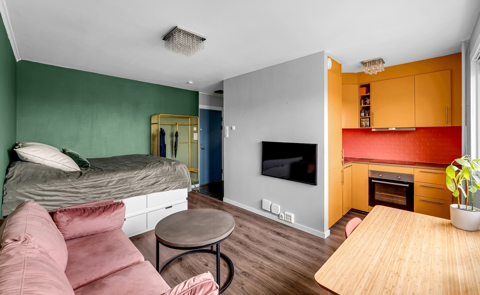 Gode møbleringsmuligheter med bl.a plass til sofa, dobbeltseng, pult og annet ønsket inventar Galleribilde