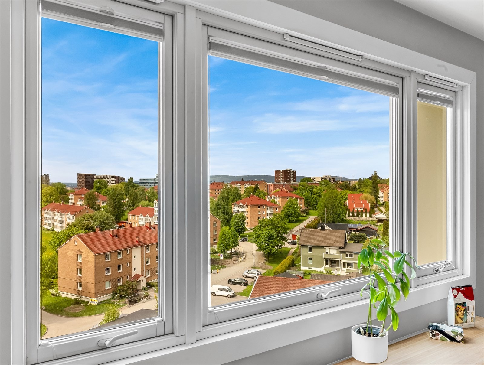 Leiligheten har en smart og arealeffektiv planløsning med store vindusflater som slipper inn rikelig med naturlig lys og skaper en luftig og behagelig atmosfære Galleribilde