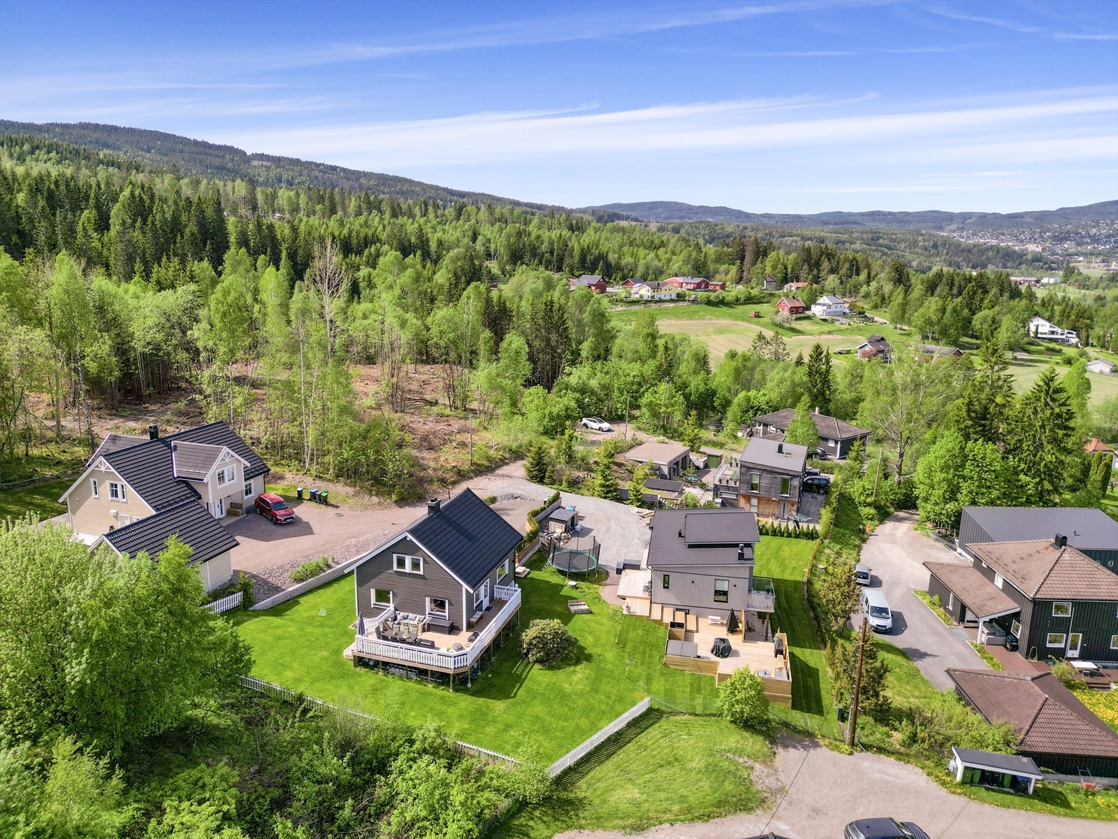 Eiendommen ligger i et etablert og barnevennlig boligområde i Nittedal. Nærmeste barneskole finner man på Slattum, som kun ligger ca. 3min (1,9 km) unna med bil. Galleribilde