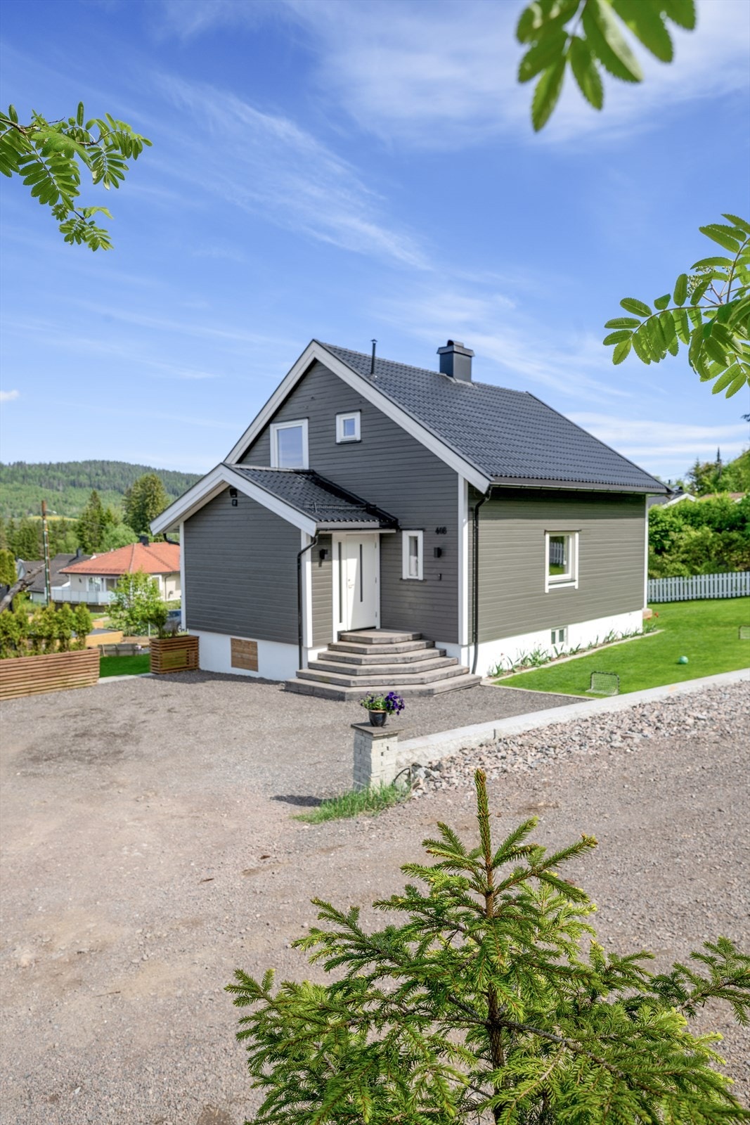 Parkering skjer på egen tomt. Tomten er pent opparbeidet med granittmur og blomsterkasser som gir en ryddig og innbydende ramme rundt eiendommen. Galleribilde