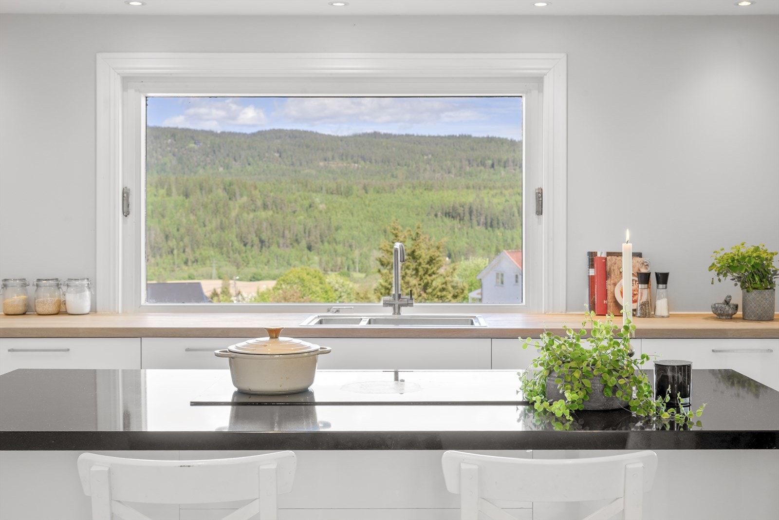 Fra kjøkkenet har man en flott utsikt gjennom vinduet - perfekt for å drikke morgenkaffen mens man nyter utsikten. Galleribilde