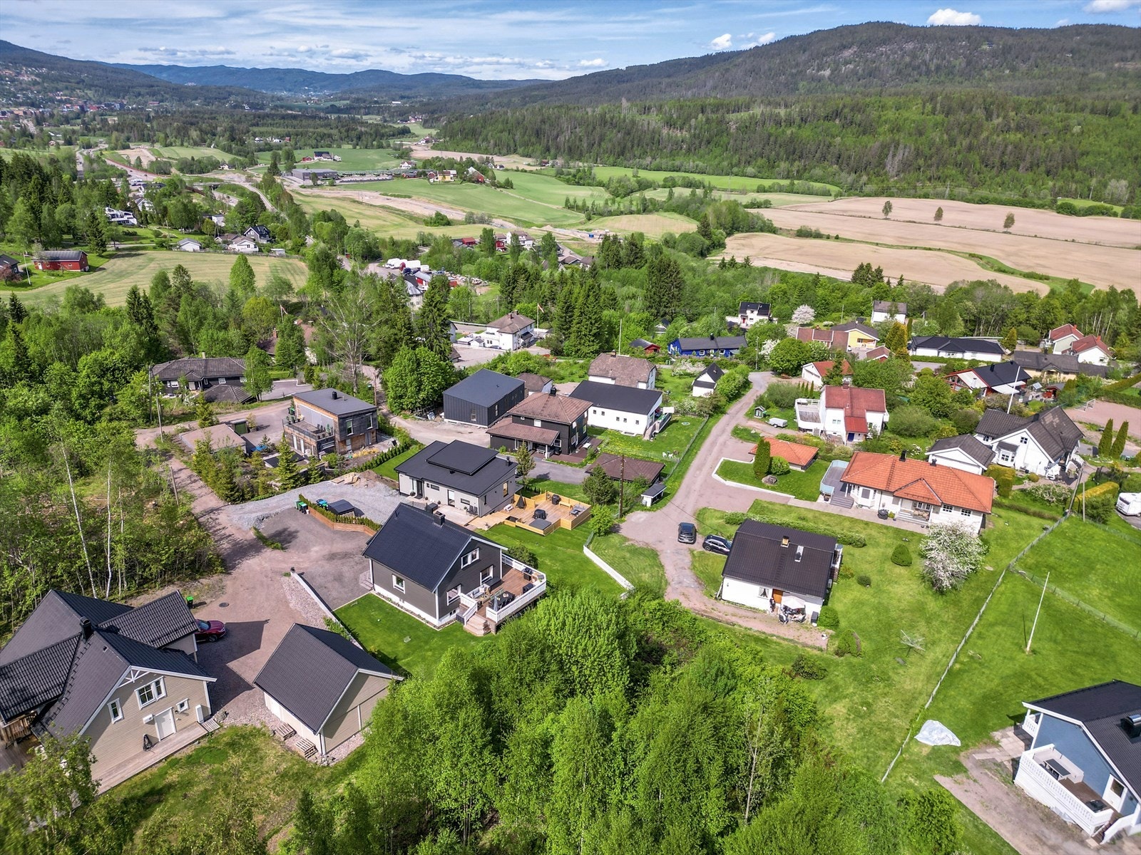 Området byr på nærhet til flotte turområder, med turstier i skog og mark bare et noen meter unna boligen. Galleribilde