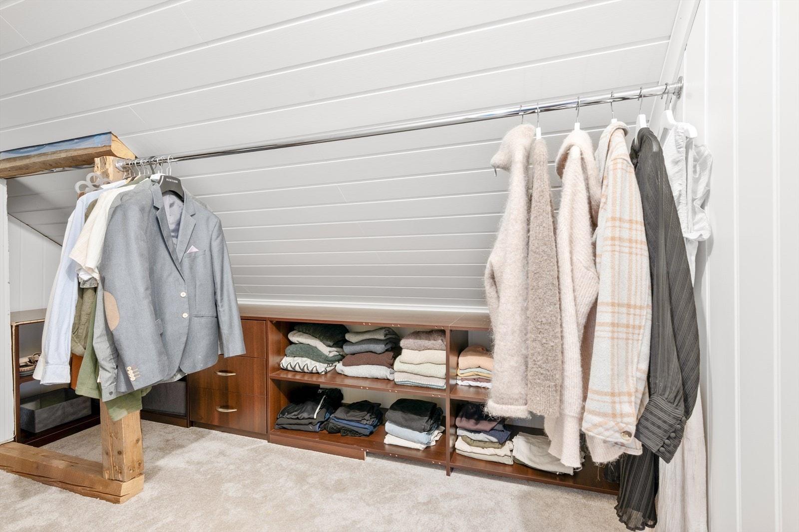 Praktisk walk-in-closet i tilknytning til gangen i andre etasje gir gode oppbevaringsmuligheter. Galleribilde