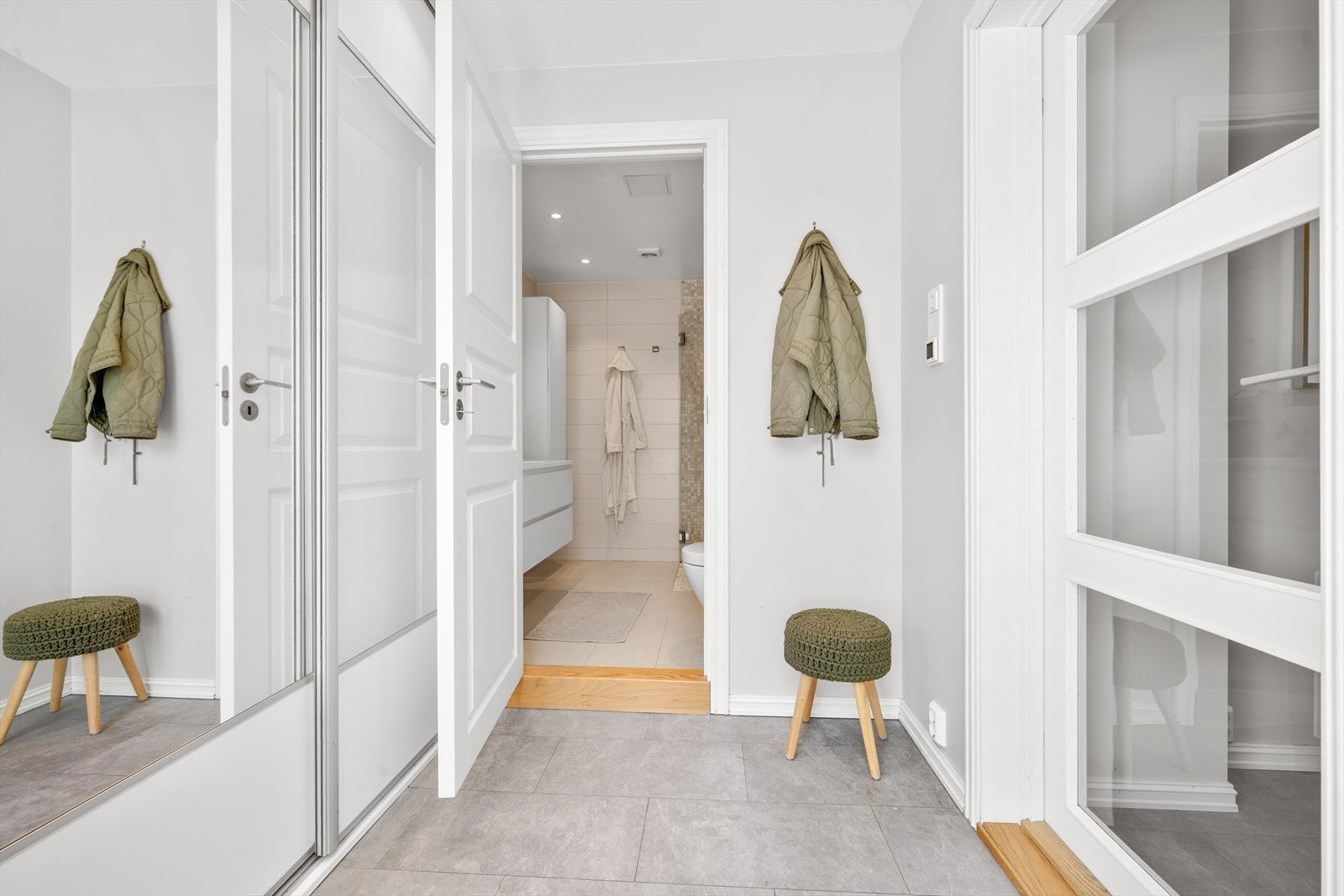 Velkommen inn! En innbydende entré med varmefolie i gulvet gir en behagelig start på dagen. Her er det også god oppbevaringsplass i en romslig skyvedørsgarderobe med speilfronter. Galleribilde