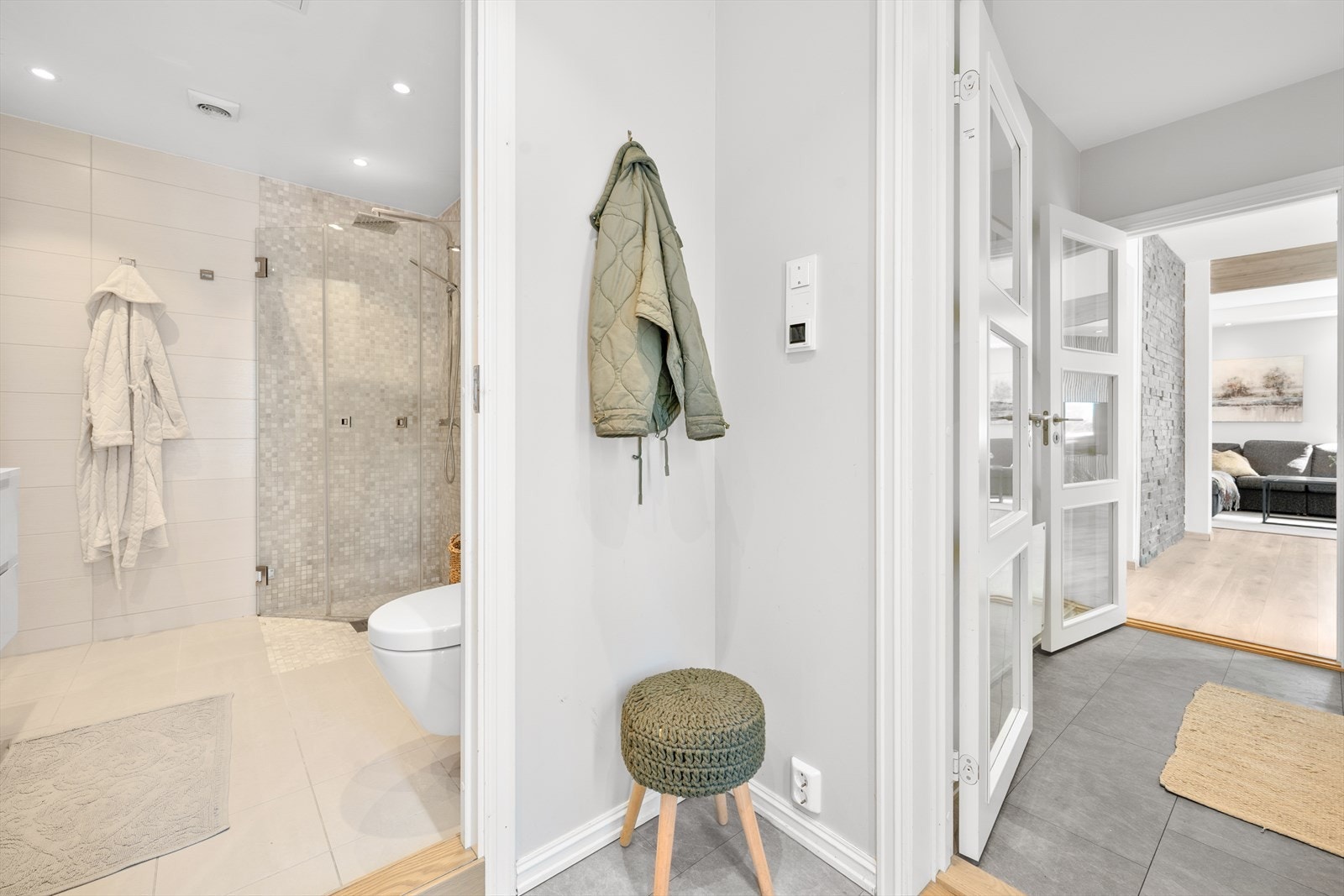 I tilknytning til entreen er det direkte tilgang til badet i første etasje. Galleribilde