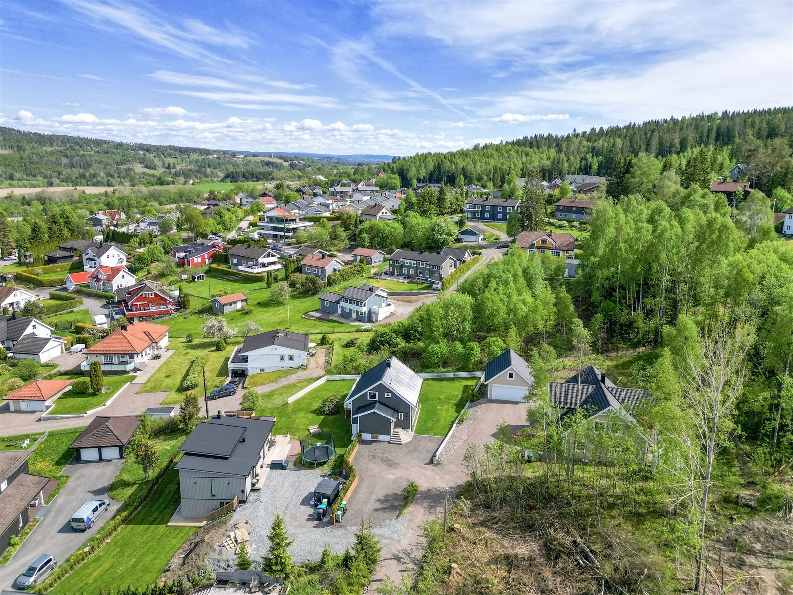 Nærmeste barnehage finner man på Haugeråsen som ligger ca. 1,5 km unna. Matbutikk finner man enten på Slattum eller på Mo. Galleribilde