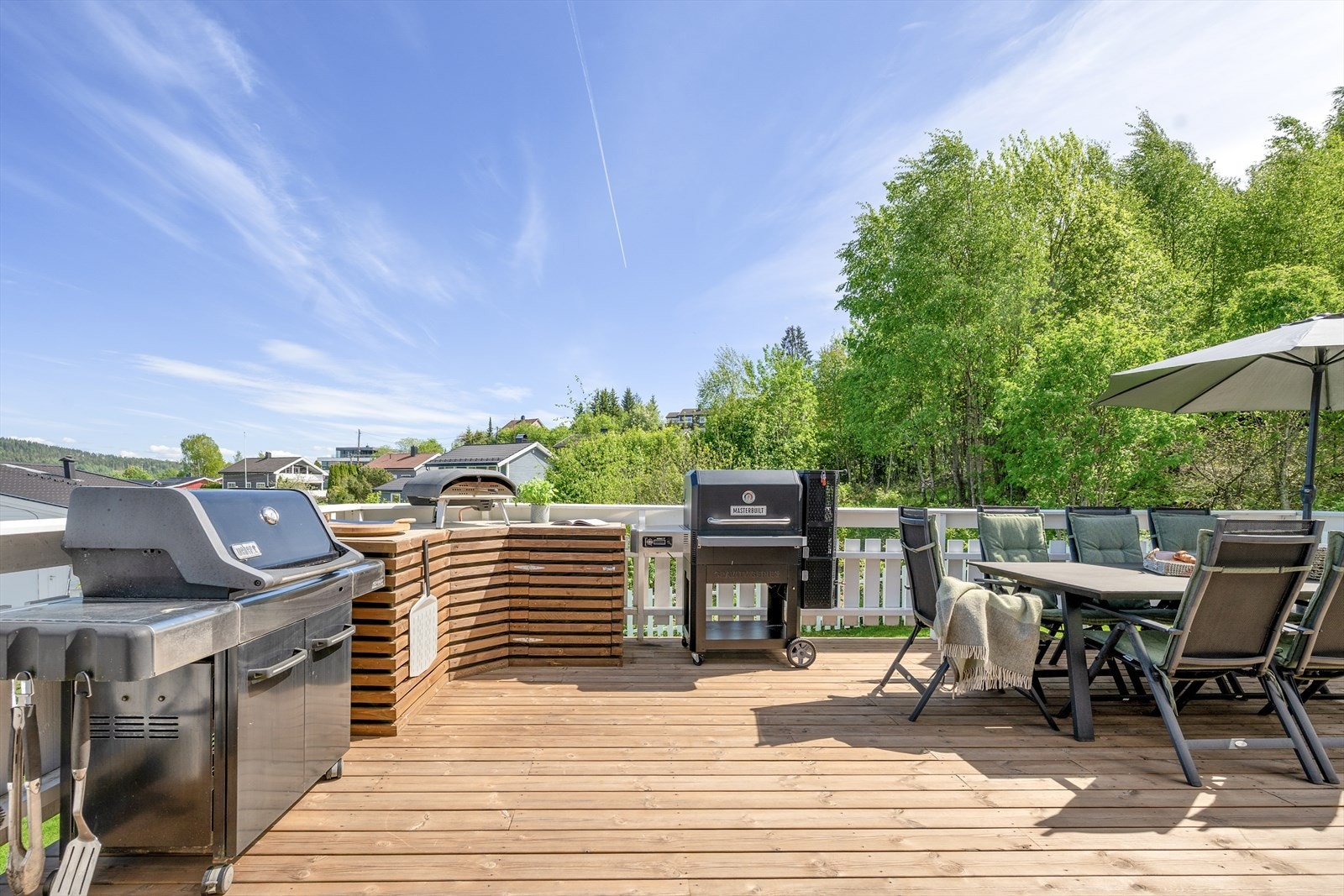 Her er det rikelig med plass for både utekjøkken og grill, perfekt for sosiale sammenkomster. Galleribilde