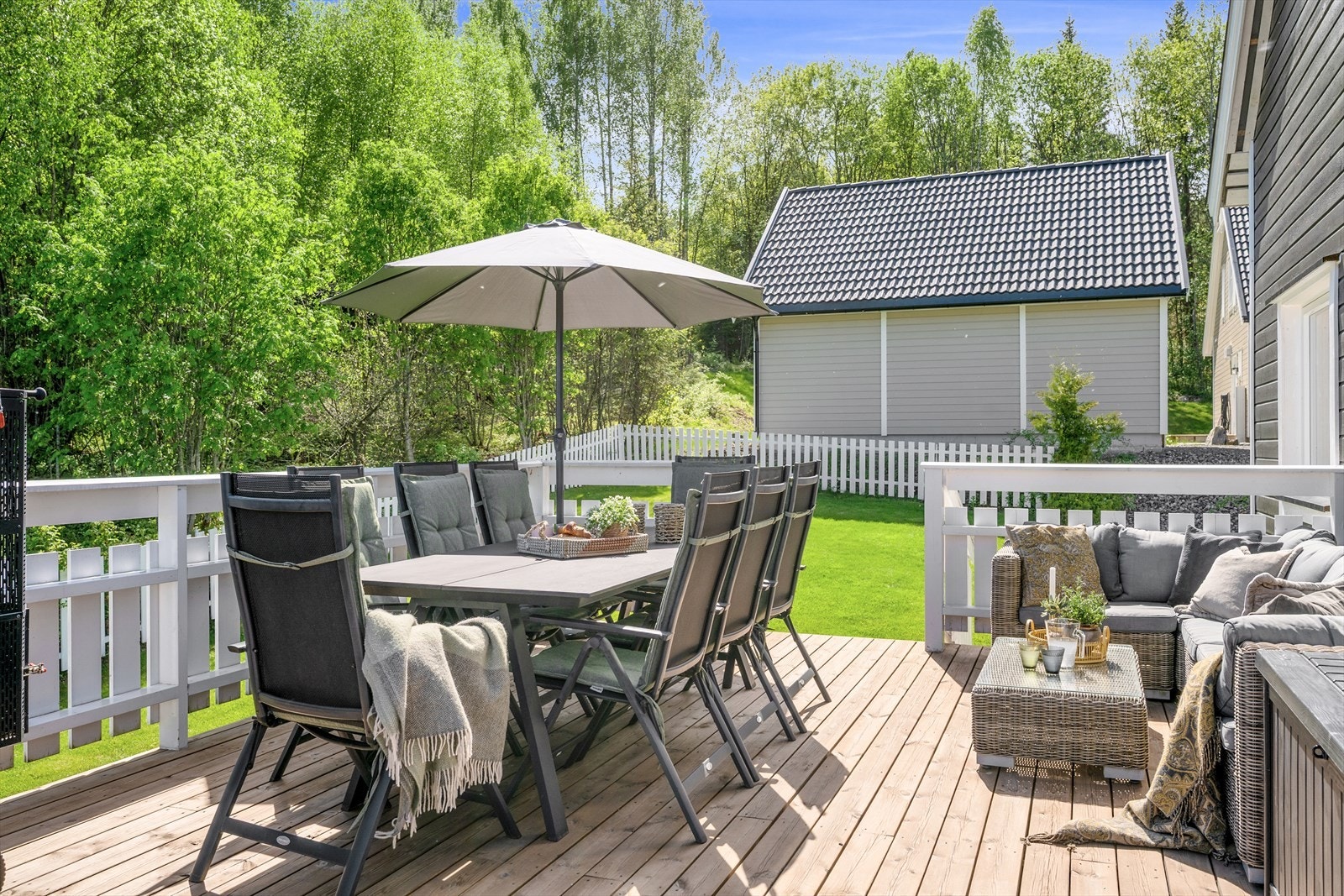 Den store terrassen på 41 m² ble bygget i 2021 og har god plass til både loungegruppe og spisebord. Det er etablert trapp fra terrassen ned til hagen, som skaper en naturlig og praktisk overgang mellom uteområdene. Galleribilde