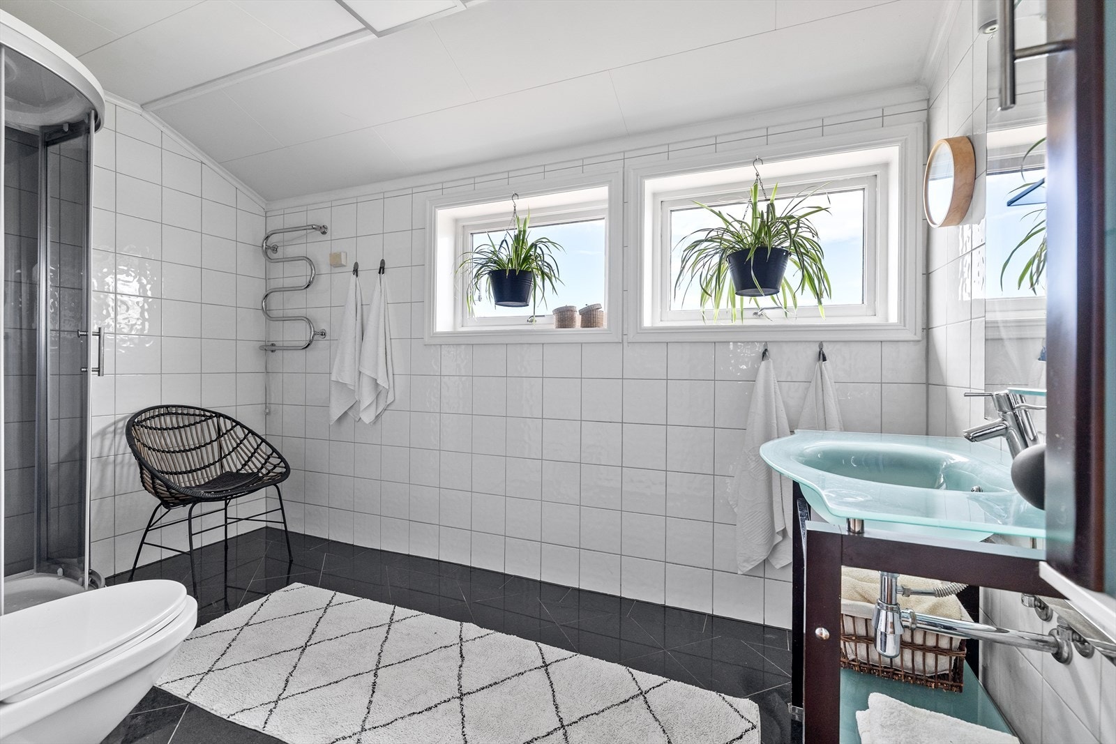 Badet i 2. etasje er flislagt med varmekabler i gulv. Galleribilde