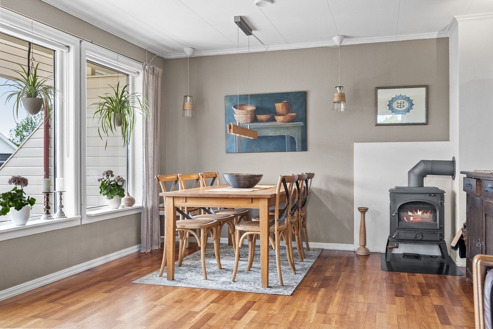 Her finner du en koselig ovn, som bidrar til varme og hygge på kalde høst- og vinterdager. Galleribilde