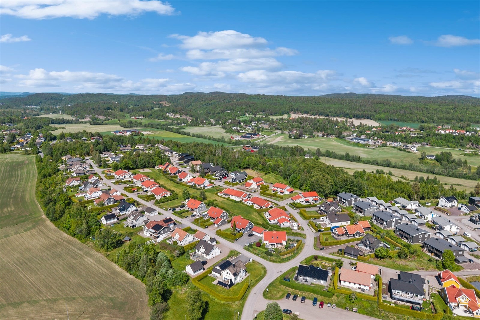 Ospeveien kombinerer en landlig og naturnær livsstil i rolige omgivelser med enkel tilgang til byens fasiliteter. Galleribilde