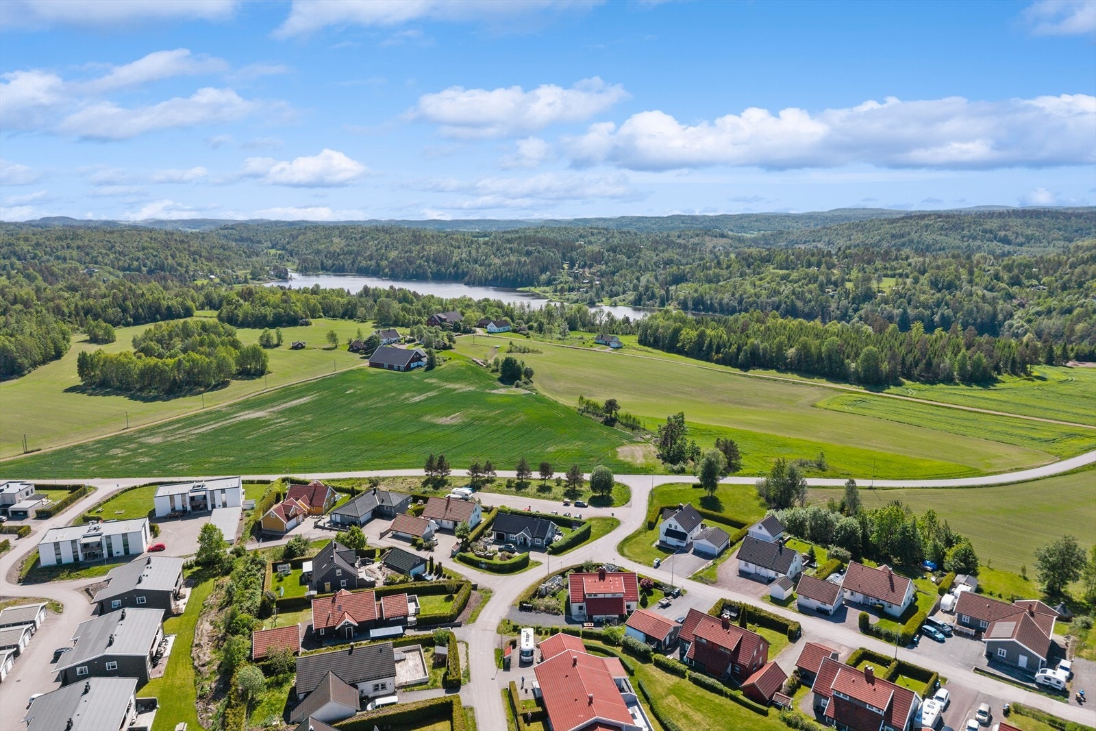 Nærhet til barnehage, skoler, friareal og flotte tur -og friluftsområder sommer som vinter. Galleribilde