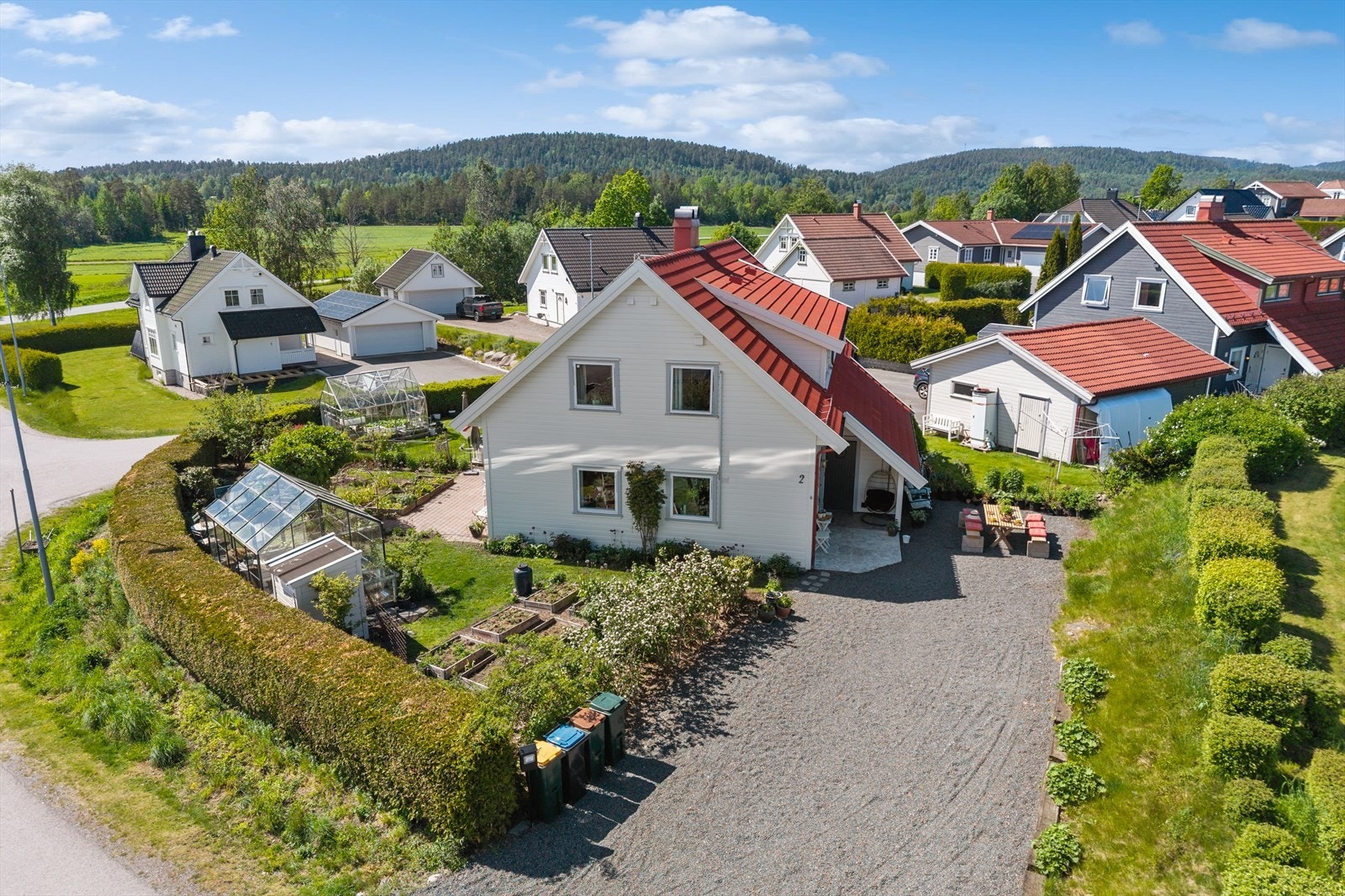 En sjarmerende halvpart av tomannsbolig med solrik hage, landlig utsyn og en helt egen småbruksfølelse i miniatyr. Galleribilde